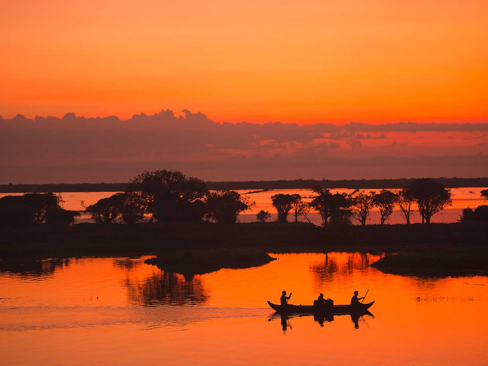 Begin your travel day with Tonle Sap’s tranquil ambiance